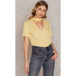 NA-KD T-shirt z dekoltem V - Yellow. Żółte t-shirty damskie marki NA-KD, bez wzorów, z bawełny, bez kołnierzyka. W wyprzedaży za 24,38 zł.