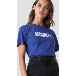 NA-KD Trend T-shirt oversize Security - Blue. Niebieskie t-shirty damskie marki NA-KD Trend, z nadrukiem, z jersey, z okrągłym kołnierzem. W wyprzedaży za 29,18 zł.