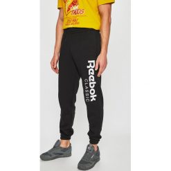 Reebok Classic - Spodnie. Czarne spodnie męskie Reebok Classic, na co dzień, s, z nadrukiem, z bawełny, casualowe. W wyprzedaży za 199,90 zł.
