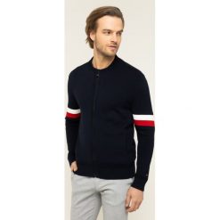 Sweter TOMMY HILFIGER Branded Baseball MW0MW12265. Niebieskie swetry męskie TOMMY HILFIGER, m, bez wzorów, klasyczne, z klasycznym kołnierzykiem, bez kaptura. W wyprzedaży za 359,00 zł.