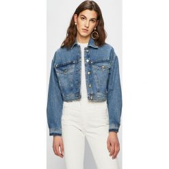 Versace Jeans - Kurtka jeansowa. Niebieskie kurtki damskie Versace Jeans, bez wzorów, z bawełny, krótkie. W wyprzedaży za 699,90 zł.