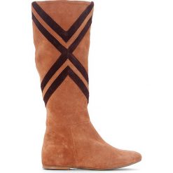 Skórzane kozaki z graficznymi odcięciami. Brązowe buty zimowe damskie marki La Redoute Collections, ze skóry, z okrągłym noskiem, na obcasie. Za 467,46 zł.