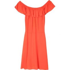 SUKIENKA Z ODKRYTYMI RAMIONAMI I FALBANĄ. Czerwone sukienki z falbanami marki Top Secret, na lato, eleganckie, z odkrytymi ramionami. Za 34,99 zł.