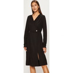 Vero Moda - Sukienka. Pomarańczowe sukienki damskie Vero Moda, s, bez wzorów, z wiskozy, bez kołnierzyka, z długim rękawem, długie, midi, rozkloszowane. W wyprzedaży za 79,90 zł.