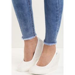 Białe Koturny Casual Step. Białe czółenka damskie marki Born2be, z lakierowanej skóry, z okrągłym noskiem, na koturnie. Za 49,99 zł.