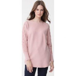 Różowy Sweter Aurelia. Różowe swetry damskie Born2be, s, z aplikacjami, z koronki, z długim rękawem, długie, bez kaptura. Za 79,99 zł.