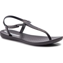 Sandały IPANEMA - Class Pop Sandal 82683 Black/Black 20766. Czarne klapki damskie Ipanema, z aplikacjami, z tworzywa sztucznego, bez obcasa. Za 109,99 zł.