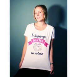 Koszulka NAJLEPSZA MAMA NA ŚWIECIE DAMSKI Tshirt. Białe koszulki damskie Pakamera, z nadrukiem, z bawełny, bez kołnierzyka. Za 77,00 zł.