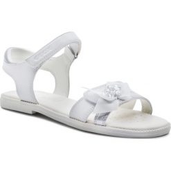 Sandały GEOX - J S. Karly G. H J9235H 044AJ C1000 D White. Białe sandały dziewczęce Geox, ze skóry ekologicznej, bez zapięcia. W wyprzedaży za 199,00 zł.