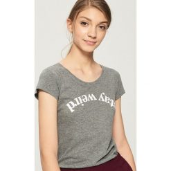 T-shirt Stay weird - Szary. Szare t-shirty damskie Sinsay, l. Za 9,99 zł.
