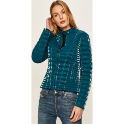 Guess Jeans - Kurtka. Niebieskie kurtki damskie Guess Jeans, s, z aplikacjami, z elastanu, krótkie. W wyprzedaży za 499,90 zł.