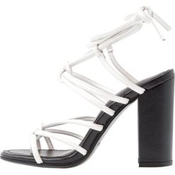 Klapki damskie: Lavish Alice STRAPPY KNOTTED HEEL SANDAL WITH TOE POST Japonki white
