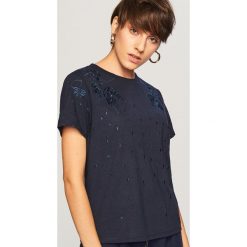T-shirt z wyhaftowanym wzorem - Granatowy. Białe t-shirty damskie marki Reserved, l, z dzianiny. Za 39,99 zł.