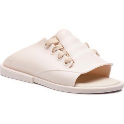 Klapki MELISSA - Ulitsa Ad 32237 Beige/White 01664. Brązowe klapki damskie Melissa, bez wzorów, z tworzywa sztucznego, bez obcasa. Za 299,00 zł.