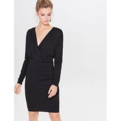 Kopertowa sukienka Gold Label - Czarny. Czarne sukienki damskie Mohito, bez wzorów, bez kołnierzyka, bez rękawów, kopertowe. Za 279,99 zł.