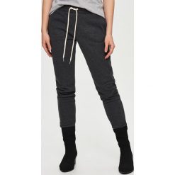 Spodnie dresowe - Czarny. Czarne spodnie dresowe damskie marki Sinsay, s, z dresówki. Za 39,99 zł.