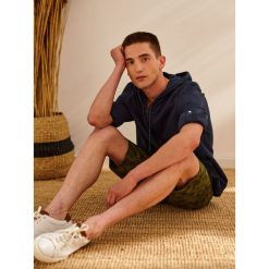 Bluza lniana z kapturem. Bluzy męskie Top Secret, na lato, m, bez wzorów, z bawełny, klasyczne, z kapturem, bez rękawów, długie, z kapturem. W wyprzedaży za 84,99 zł.