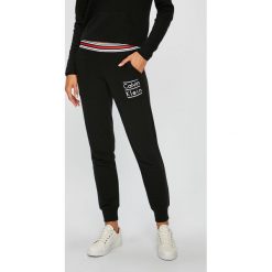Calvin Klein Underwear - Spodnie. Czarne spodnie damskie Calvin Klein Underwear, s, bez wzorów, z bawełny, casualowe. W wyprzedaży za 249,90 zł.