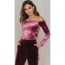 NA-KD Party Aksamitny top na jedno ramię - Pink. Różowe topy damskie NA-KD Party, bez wzorów, z asymetrycznym kołnierzem. W wyprzedaży za 36,58 zł.