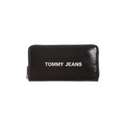 Portfele Tommy Jeans AW0AW06220 TJW MODERN GIRL. Czarne portfele damskie Tommy Jeans, bez wzorów, z jeansu. Za 240,73 zł.