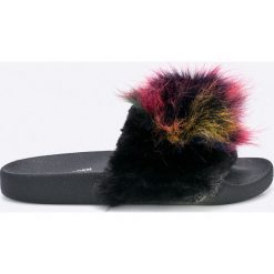 Steve Madden - Klapki. Czarne klapki damskie Steve Madden, bez wzorów, z materiału, bez obcasa, na obcasie. W wyprzedaży za 99,90 zł.