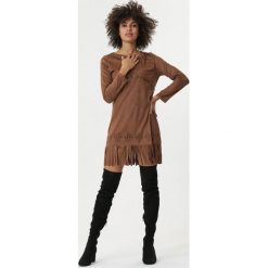 Ciemnobrązowa Sukienka Aberfeldie. Pomarańczowe sukienki damskie Born2be, s, z aplikacjami, boho, z okrągłym kołnierzem, długie, proste. Za 79,99 zł.