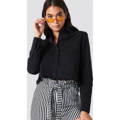 NA-KD Trend Koszula jeansowa z surowym brzegiem - Black. Czarne koszule jeansowe damskie marki NA-KD Trend. W wyprzedaży za 80,97 zł.