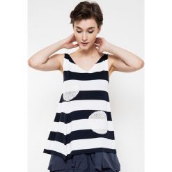 Top w kolorze granatowo-białym ze wzorem. Niebieskie topy damskie Deni Cler, w paski, z denimu, z włoskim kołnierzykiem, bez rękawów. W wyprzedaży za 599,95 zł.