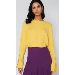 NA-KD Sweter z dzianiny z wiązanym rękawem - Yellow. Żółte swetry klasyczne damskie marki NA-KD, z dzianiny. Za 161,95 zł.