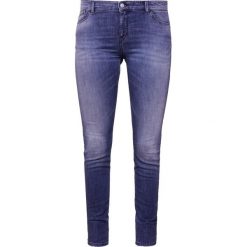 Emporio Armani Jeans Skinny Fit vintage denim. Niebieskie jeansy damskie Emporio Armani, bez wzorów, z elastanu. W wyprzedaży za 359,55 zł.