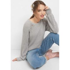 Prążkowany sweter z koronką. Szare swetry klasyczne damskie Orsay, s, z dzianiny, z okrągłym kołnierzem. Za 99,99 zł.