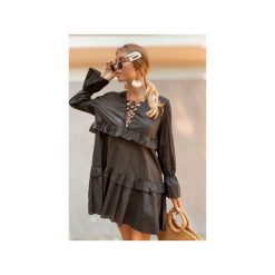 Sukienka ZITA. Czarne sukienki damskie Martino demi, na randkę, xl, bez wzorów, z tkaniny, eleganckie, bez kołnierzyka, z krótkim rękawem, krótkie, mini, oversize. Za 419,00 zł.