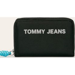 Tommy Jeans - Portfel. Czarne portfele damskie Tommy Jeans, bez wzorów, z poliesteru. Za 179,90 zł.
