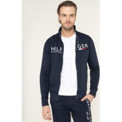 Bluza TOMMY HILFIGER Logo Zip Through MW0MW12684. Niebieskie bluzy męskie TOMMY HILFIGER, m, bez wzorów, z bawełny, bez kołnierzyka, bez rękawów, bez kaptura. W wyprzedaży za 489,00 zł.