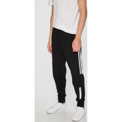 Adidas Originals - Spodnie. Czarne spodnie męskie adidas Originals, na co dzień, xl, bez wzorów, z bawełny, casualowe. W wyprzedaży za 269,90 zł.