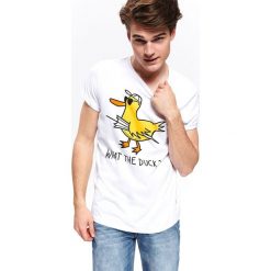 T-shirt z wakacyjnym nadrukiem. Białe t-shirty męskie Top Secret, na zimę, m, z nadrukiem, wakacyjne, bez kołnierzyka, krótkie. W wyprzedaży za 19,99 zł.