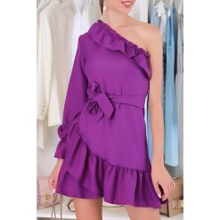 Sukienka SINDILA PURPLE. Fioletowe sukienki damskie IVET, na co dzień, na lato, bez wzorów, eleganckie, bez kołnierzyka, z krótkim rękawem, krótkie, mini. W wyprzedaży za 49,00 zł.
