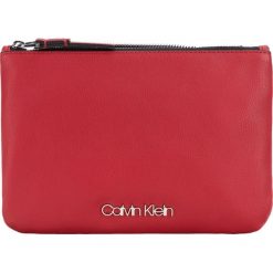 Calvin Klein Cross body bag Czerwony. Czerwone torebki klasyczne damskie Calvin Klein, w paski, z materiału, bez dodatków. Za 430,95 zł.