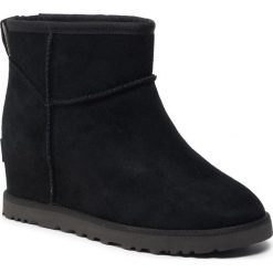Buty UGG - W Classic Femme Mini 1104609 Blk. Czarne kozaki damskie Ugg, ze skóry, bez obcasa, bez zapięcia. W wyprzedaży za 619,00 zł.