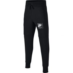 Spodnie dresowe. Czarne chinosy chłopięce Nike, z bawełny. Za 230,96 zł.