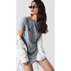 NA-KD Sukienka T-shirt Double X - Grey. Szare sukienki na komunię marki NA-KD. Za 80,95 zł.