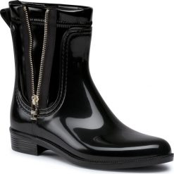 Kalosze TOMMY HILFIGER - Tommy Glossy Rainboot FW0FW05180 Black BDS. Czarne kalosze damskie TOMMY HILFIGER, ze skóry ekologicznej, bez obcasa, bez zapięcia. Za 399,00 zł.
