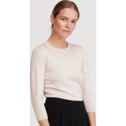 Sweter z biżuteryjną aplikacją - Beżowy. Brązowe swetry damskie Reserved, s, z aplikacjami, bez rękawów, bez kaptura. Za 59,99 zł.