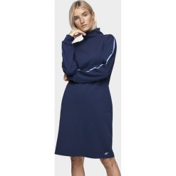 Sukienka dzianinowa damska SUDD230 - ciemny granat. Sukienki damskie 4f, na imprezę, bez wzorów, z dzianiny, z golfem, bez rękawów, midi. Za 149,99 zł.