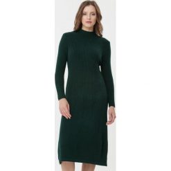 Ciemnozielona Sukienka Laylah. Zielone sukienki damskie Born2be, s, bez wzorów, bez kołnierzyka, bez rękawów. W wyprzedaży za 79,99 zł.