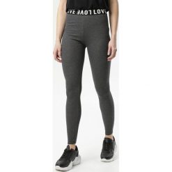 Ciemnoszare Legginsy Arishi. Szare legginsy damskie Born2be, s, z napisami. Za 39,99 zł.
