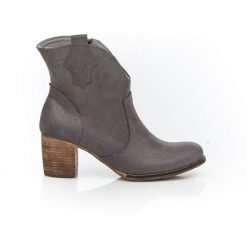 Botki na słupku kowbojki - skóra naturalna - model 503 - kolor szary. Szare botki damskie Zapato, na wiosnę, z jeansu, eleganckie, z okrągłym noskiem, bez obcasa, na obcasie, bez zapięcia. Za 399,00 zł.