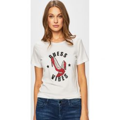 Guess Jeans - Top. Białe bluzki damskie Guess Jeans, s, z nadrukiem, z bawełny, z okrągłym kołnierzem. W wyprzedaży za 179,90 zł.