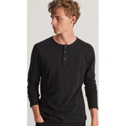 Koszulka z długim rękawem - Czarny. Czarne koszulki męskie Reserved, xl, bez wzorów, bez kołnierzyka, z długim rękawem, długie. Za 39,99 zł.
