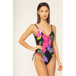 Kostium kąpielowy Guess E01J04 MP004. Czarne stroje kąpielowe damskie Guess, m, z aplikacjami, z elastanu. Za 399,00 zł.